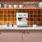 KitchenAid Siebträger-Espressomaschine 5KES6551E Weiß – Integriertes Edelstahl-Mahlwerk, PID-Regelung & Quiet Mark – Bild 2